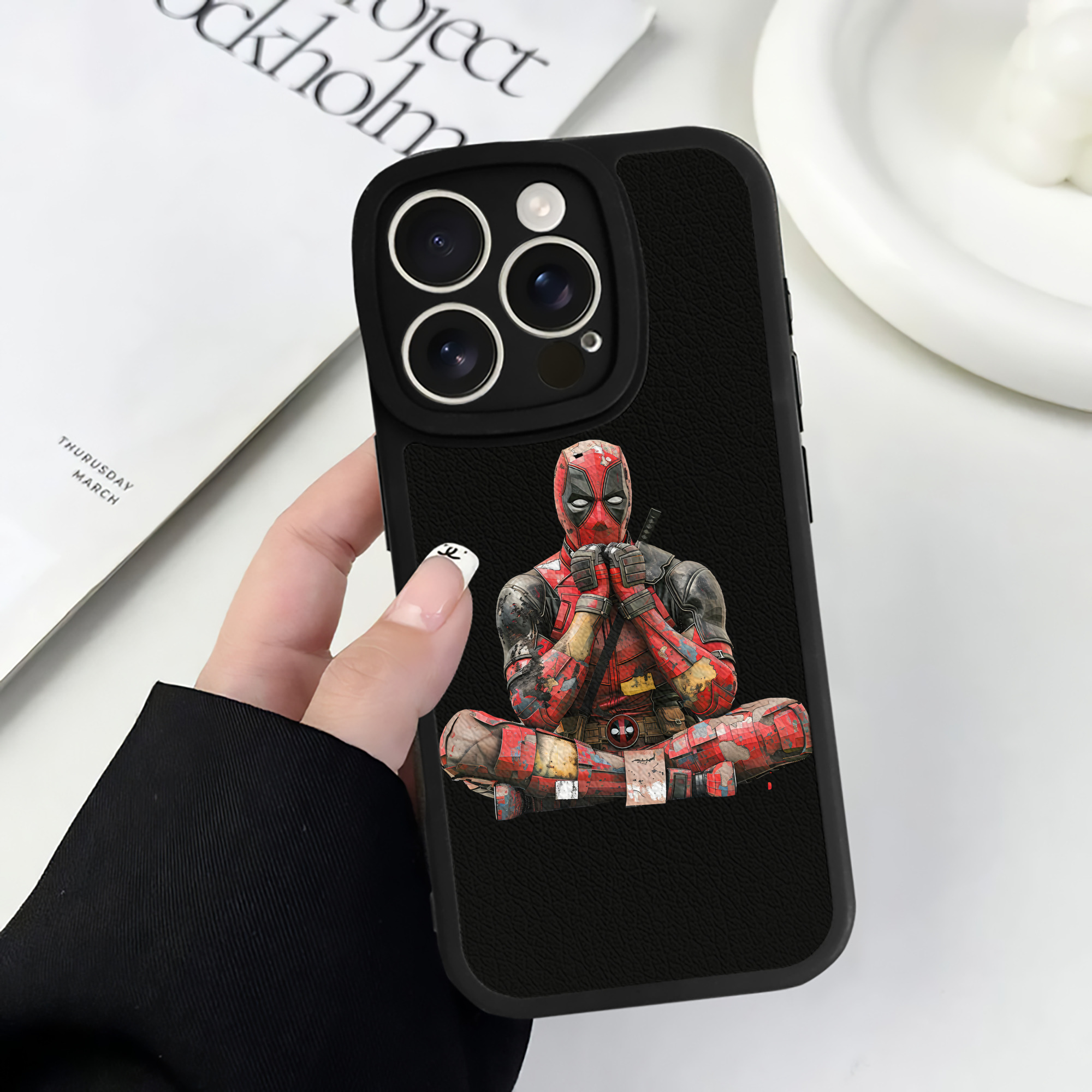 （画像用） Deadpool デッドプール 【iPhone 16シリーズ対応】シリコンスマホケース（レザー調） 材質：シリコン